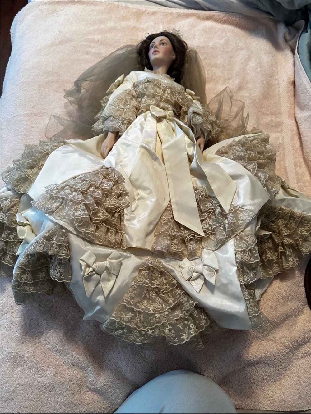 Vintage Franklin Mint’s Victoria & Albert Bride Doll